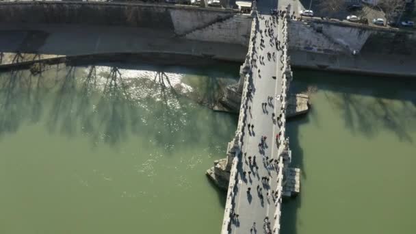 Uno scatto aereo di persone che attraversano il Ponte di Sant'Angelo, Roma — Video Stock