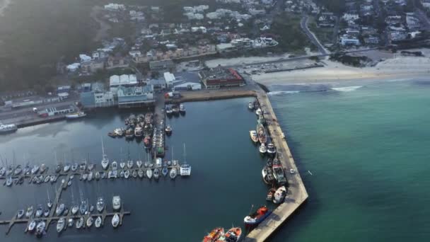 Eine luftaufnahme des hafens von hout bay, kapstadt, südafrika — Stockvideo