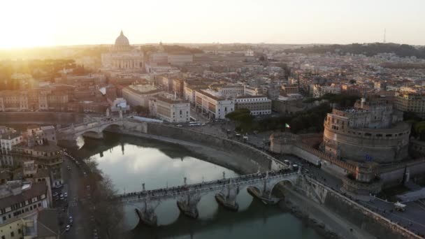 Una toma nocturna de Ciudad del Vaticano y Castel St Angelo al atardecer — Vídeos de Stock