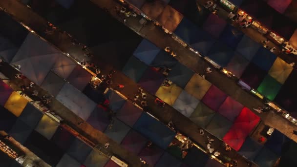 Flygfoto spårning över bås i Rachada tågmarknad på natten — Stockvideo