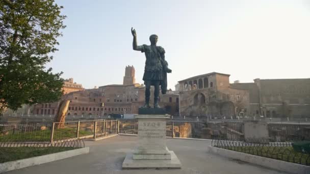Бронзовая статуя императора Юлия Цезаря на Римском форуме на Палатинском холме — стоковое видео