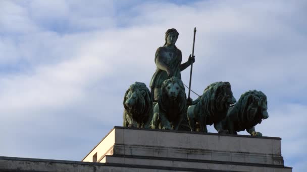 Бронзовая статуя Баварии в колеснице, нарисованной львами на вершине триумфальной арки Зигестора в Мюнхене, Германия — стоковое видео