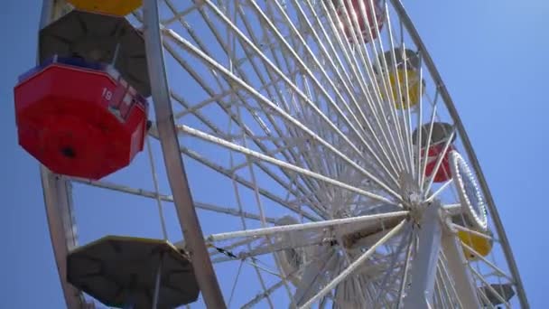 Close-up van het reuzenrad op Santa Monica Pier, Los Angeles — Stockvideo