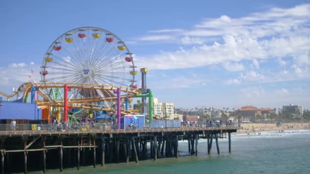 Kleurrijke carnavalsattracties op Santa Monica Pier, Los Angeles — Stockvideo