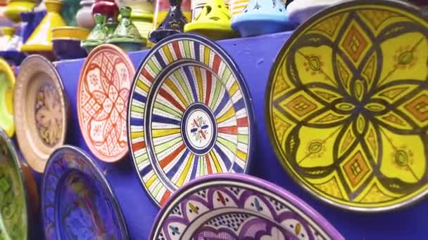 Kleurrijke versierde borden in Marokko — Stockvideo