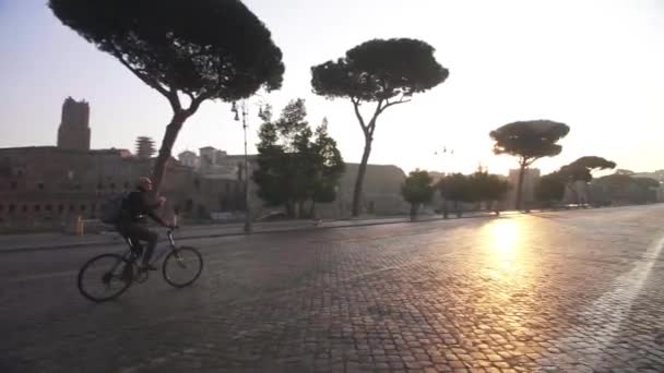 Ciclista y corredores bajando por Via dei Fori Imperiali, Roma — Vídeos de Stock