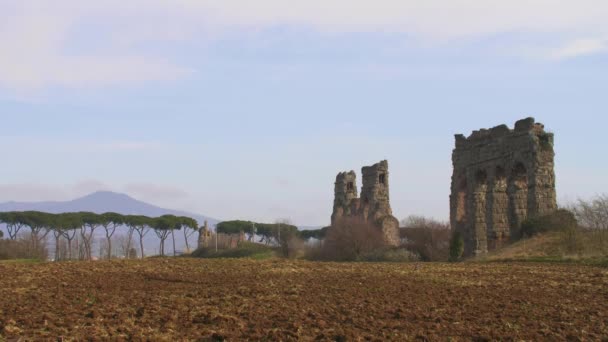 Un plano más cercano de los acueductos romanos en Roma, con colinas en el fondo — Vídeos de Stock