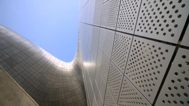 Стены с изогнутой плиткой в Dongdaemun Design Plaza в Сеуле, Южная Корея — стоковое видео