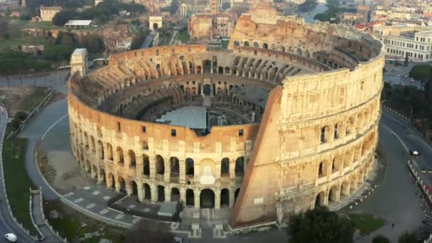 Dichterbij schot van het kijken naar beneden in het Romeinse Colosseum — Stockvideo