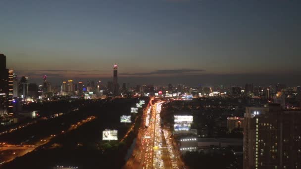 İnsansız hava aracı görüntüleri Bangkok 'ta alacakaranlıkta bir otoyola iniyor. — Stok video