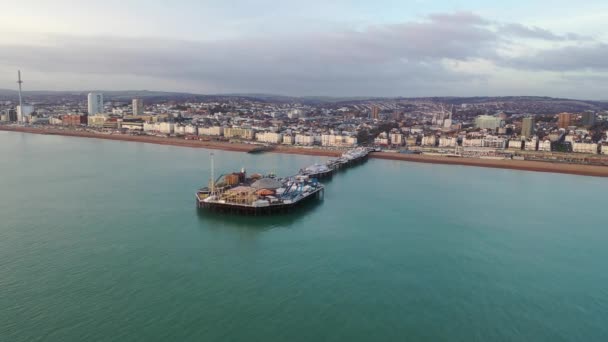 Drone tiro acercándose a Brighton Pier y playa, Reino Unido — Vídeo de stock