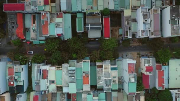 Drónfelvételek emelkednek egy út felett Da Nang-ban, Vietnamban. — Stock videók