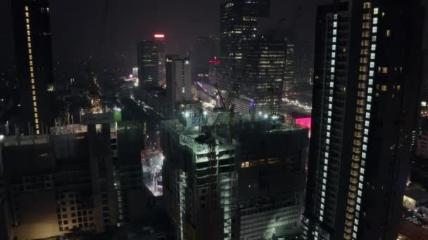 Drone disparo acercándose a un sitio de construcción en Bangkok por la noche — Vídeos de Stock