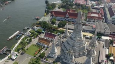 Tayland, Bangkok 'taki Wat Arun Tapınağı' nda insansız hava aracı uçuşu.