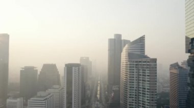 İHA Bangkok, Tayland 'daki gökdelenler arasında Sathorn İstasyonu üzerinde geriye doğru uçarken vuruldu.
