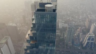 İnsansız hava aracı Bangkok, Tayland 'daki King Power Mahanakhon Kulesi' ne bakarken vuruldu.