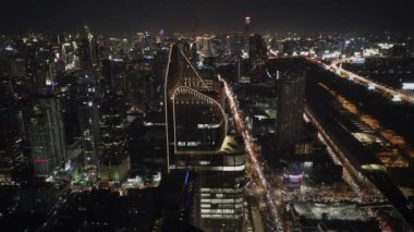 İnsansız hava aracı gökdelenlerin yörüngesinde ve gece Bangkok Tren İstasyonu 'nda vuruldu.