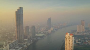 İHA, güneş doğarken Bangkok 'taki Chao Phraya Nehri' nin üzerinden geçti.