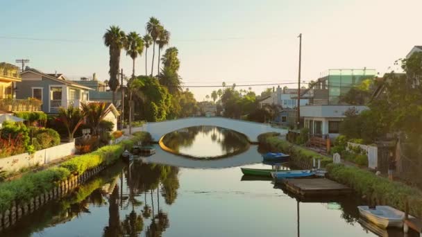 Drone tiro voando ao longo de um canal no bairro de Veneza de Los Angeles, Califórnia — Vídeo de Stock