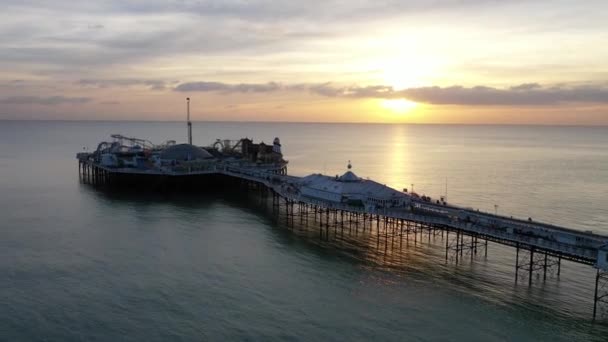 Drone schot vliegen langs Brighton Pier, Verenigd Koninkrijk — Stockvideo