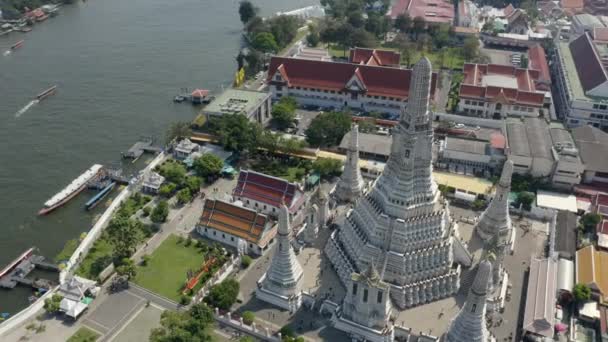 Disparo de dron volando alrededor del Templo Wat Arun en Bangkok, Tailandia — Vídeos de Stock