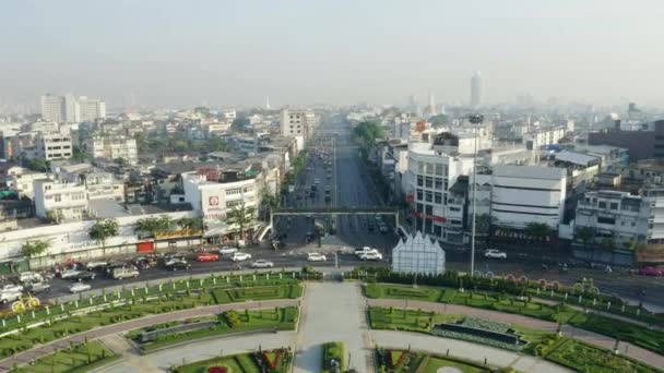 Drone strzał latający do tyłu nad Wongwian Yai Roundabout w Bangkoku — Wideo stockowe