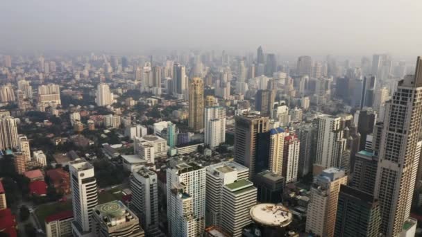 Drone schot vliegen over wolkenkrabbers in Bangkok, Thailand — Stockvideo