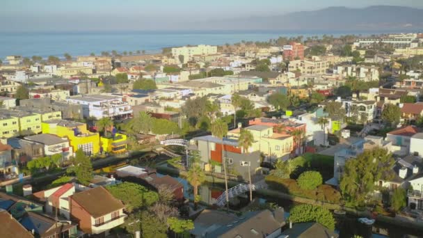 Výstřel z dronu přeletěl nad benátskými kanály v La, Kalifornie — Stock video