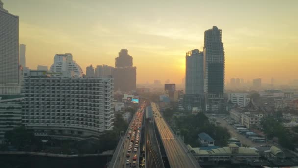 Drone skott flyger över Taksin Bridge och Chao Phraya River, Bangkok, Thailand — Stockvideo