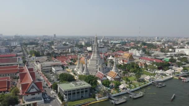 Strzał drona nad świątynią Wat Arun w Bangkoku, Tajlandia — Wideo stockowe