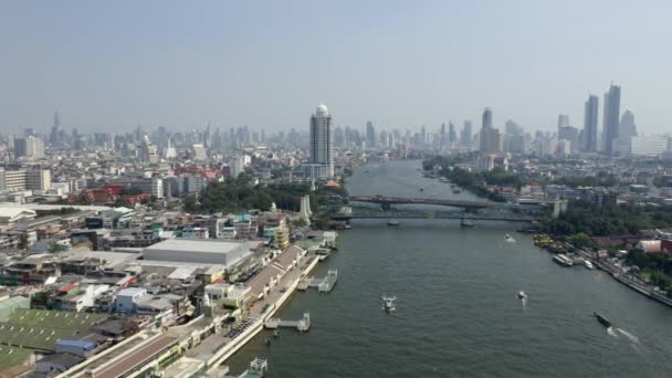 Zdjęcie drona z panoramy Bangkoku widzianego od zachodniego brzegu rzeki Chao Phraya w Tajlandii — Wideo stockowe