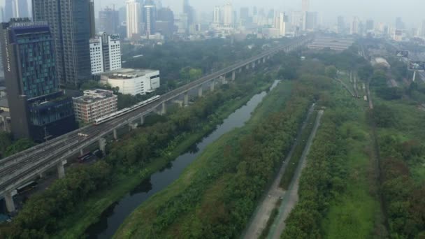 Drone tiro do skytrain entrando em Bangkok através de uma ponte ferroviária, Tailândia — Vídeo de Stock