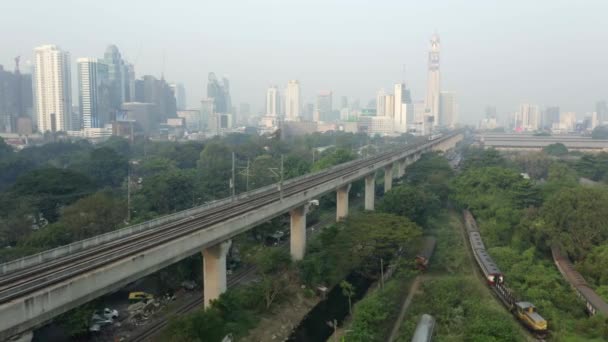 Drone skott av skytrain lämnar Bangkok via en järnvägsbro, Thailand — Stockvideo