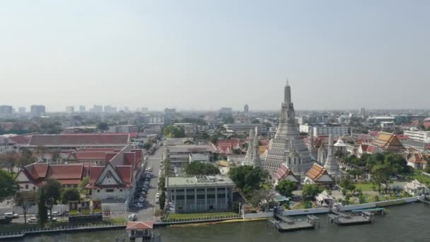 Снимок беспилотника храма Ват Арун на берегу реки Чао Прайя в Бангкоке, Таиланд — стоковое видео