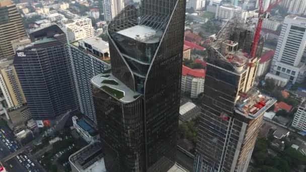 Drone disparo orbitando un edificio de gran altura en Bangkok, Tailandia — Vídeos de Stock