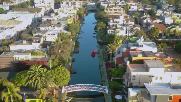 Drone tourné révélant le quartier des canaux de Venise à LA, Californie 