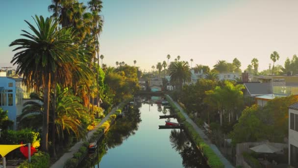 Výstřel z bezpilotního letounu stoupá nad okrsek Venice Canals v Los Angeles, Kalifornie — Stock video