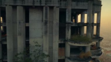 İnsansız hava aracı Bangkok 'taki Sathorn Unique Kulesi' ni gün doğumunda ortaya çıkarmak için oradan oraya dolaşırken ateş etti.