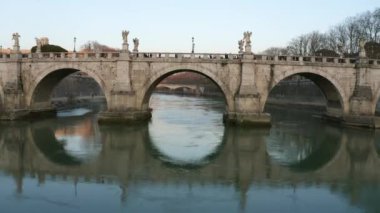 İtalya 'daki St. Angelo Köprüsü' nün altında uçuyor.
