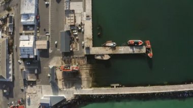 Güney Afrika 'daki Hout Körfezi' nin bir ucundan diğer ucuna uçuyor.