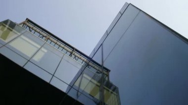 Kral Mahanakhon gökdeleninin el kamerasıyla çekilmiş görüntüsü ve bir pencereye yansıması.