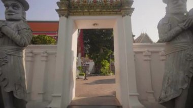 Wat Pho Tapınağı, Bangkok, Tayland 'da bir kapı aralığında el kamerasıyla çekilmiş.