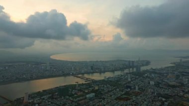 Vietnam 'daki Han Nehri ve Da Ng şehri üzerinde insansız hava aracı atışı.