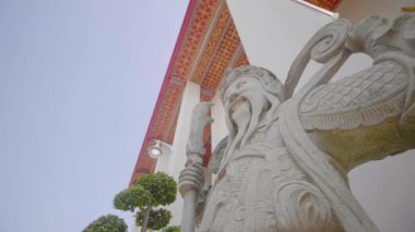 Wat Pho Tapınağı, Bangkok 'ta bir Çin tanrı heykeli etrafında dönüyor.