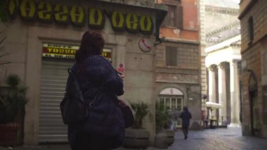 Pantheon 'un fotoğrafını çeken kişi Roma' da bir ara sokaktan.