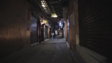 Pov el kamerasıyla gece bir Marakeş geçidinde yürürken çekilmiş.