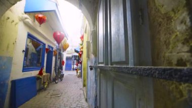 Essaouira, Fas 'ta sokak arasında lamba ve fener satan bir dükkanın görüntüsü.