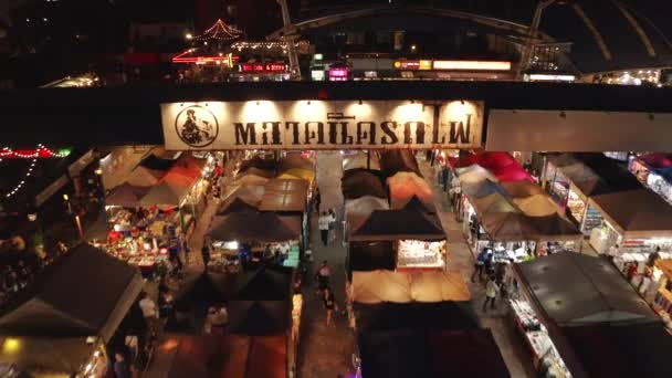 Dron odpálil sledování od cedule a odhalil Rachada Train Market, Bangkok — Stock video
