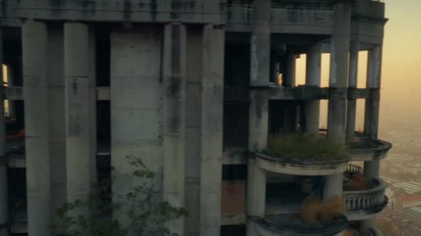 夜明けにバンコクのサトーン・ユニークなタワーを明らかにするために、ドローンは過去を追跡し、その後パンニングラウンドを撮影 — ストック動画