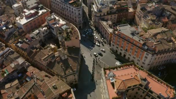 Voando sobre edifícios com jardins no telhado, em Roma — Vídeo de Stock